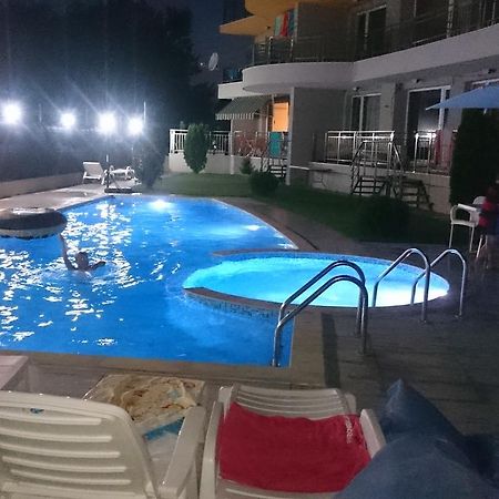 Club Priz Aparthotel Primorsko Bagian luar foto