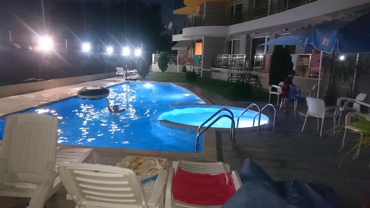 Club Priz Aparthotel Primorsko Bagian luar foto