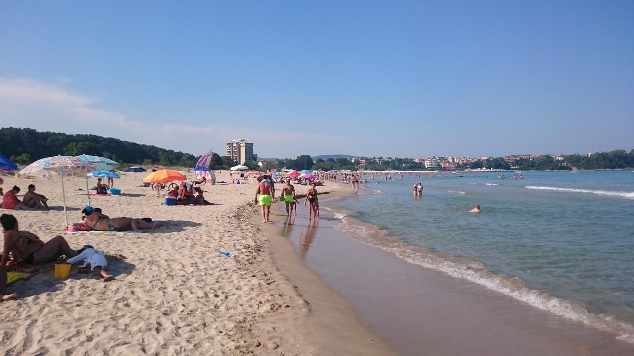 Club Priz Aparthotel Primorsko Bagian luar foto