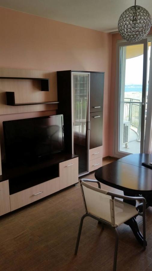 Club Priz Aparthotel Primorsko Bagian luar foto