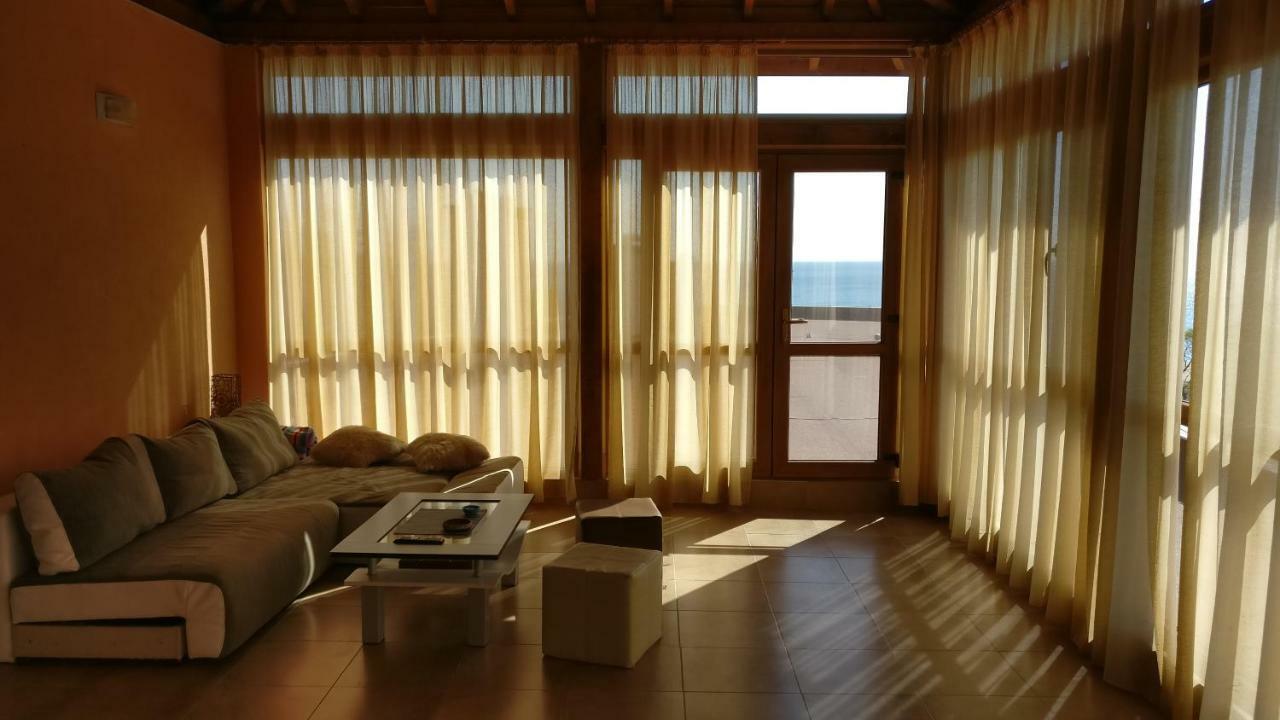 Club Priz Aparthotel Primorsko Bagian luar foto