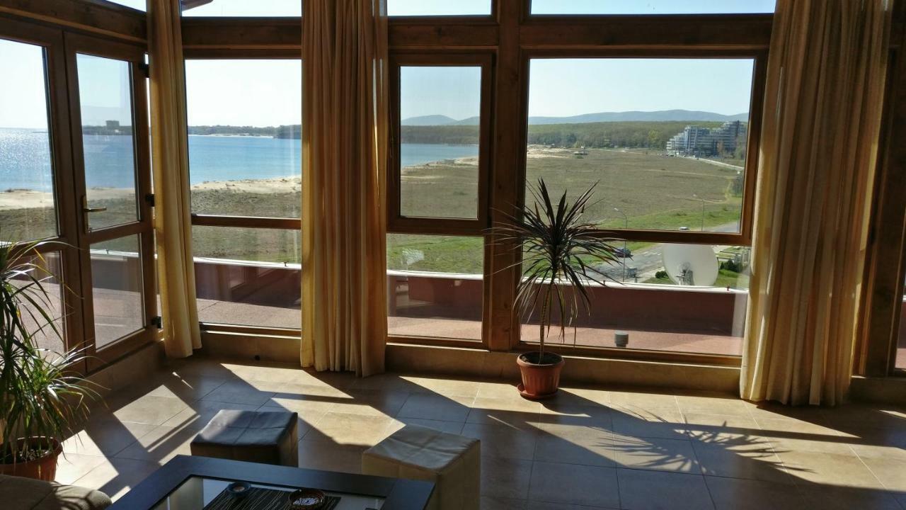 Club Priz Aparthotel Primorsko Bagian luar foto