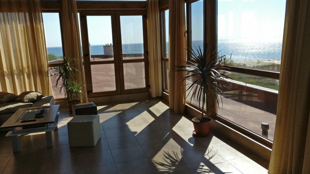 Club Priz Aparthotel Primorsko Bagian luar foto