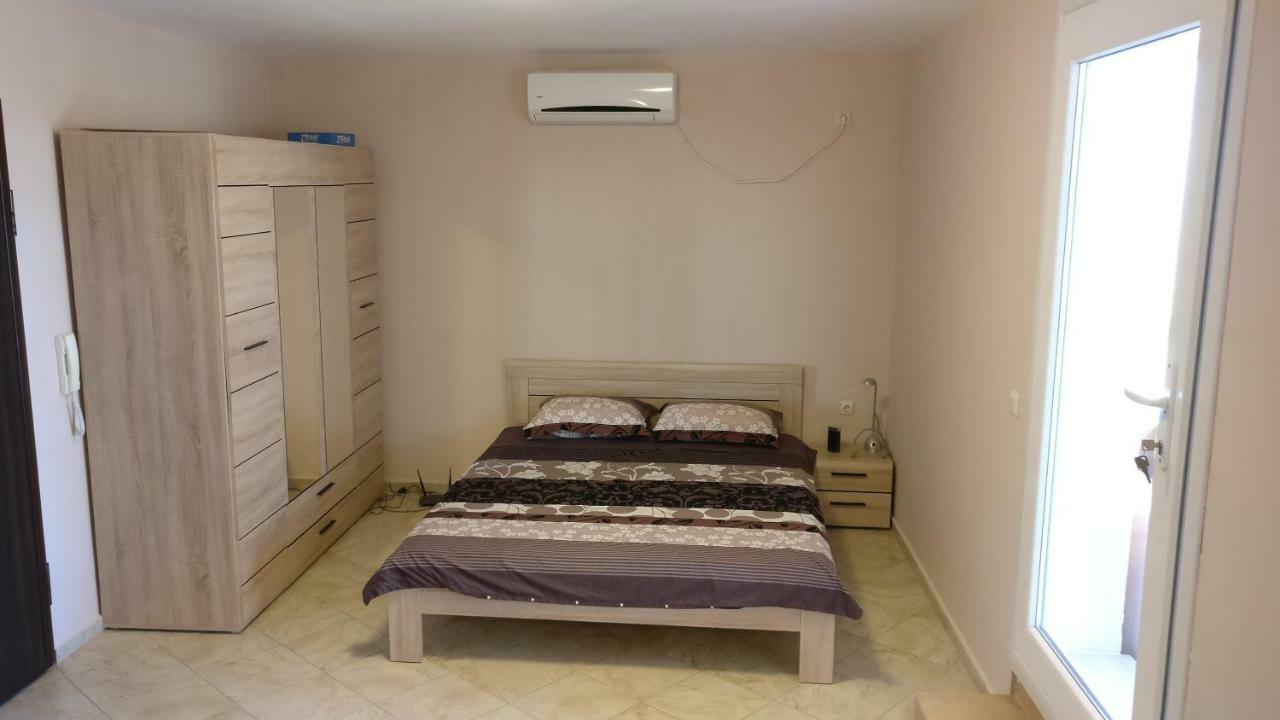 Club Priz Aparthotel Primorsko Bagian luar foto