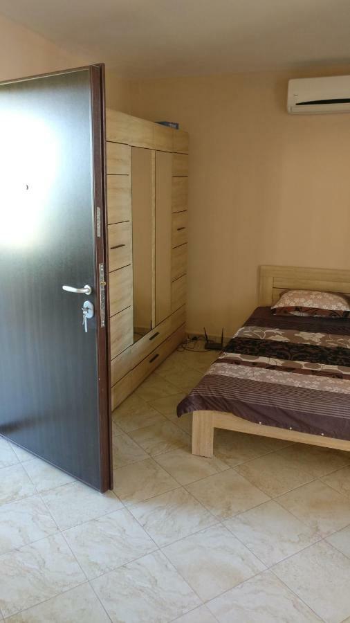 Club Priz Aparthotel Primorsko Bagian luar foto