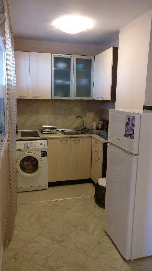 Club Priz Aparthotel Primorsko Bagian luar foto
